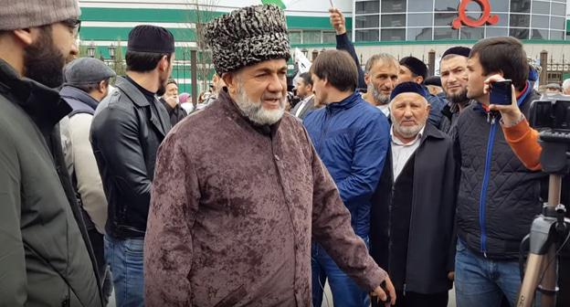 Представитель оргкомитета митинга в Магасе Ахмед Барахоев рассказывает о планах активистов после окончания митинга 31 октября 2018 года. Кадр видео Илеза Плиева на YouTube  https://www.youtube.com/watch?v=BjeTkWnqw04