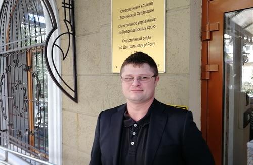 Роман Габараев у здания Следственного управления в Сочи. Фото Светланы Кравченко для "Кавказского узла" Роман Габараев у здания Следственного управления в Сочи. Фото Светланы Кравченко для "Кавказского узла"