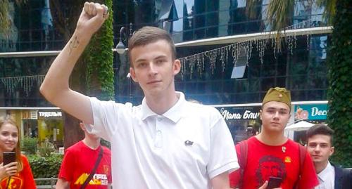 Данил Пиньженин выступает на митинге КПРФ 22 апреля 2018 года. Фото Светланы Кравченко для "Кавказского узла" Данил Пиньженин выступает на митинге КПРФ 22 апреля 2018 года. Фото Светланы Кравченко для "Кавказского узла"
