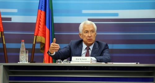 Владимир Васильев. Фото http://www.e-dag.ru/novosti/novosti-pravitelstva/vladimir-vasilev-my-nikomu-ne-dadim-zhit-za-schet-naroda.html Владимир Васильев. Фото http://www.e-dag.ru/novosti/novosti-pravitelstva/vladimir-vasilev-my-nikomu-ne-dadim-zhit-za-schet-naroda.html
