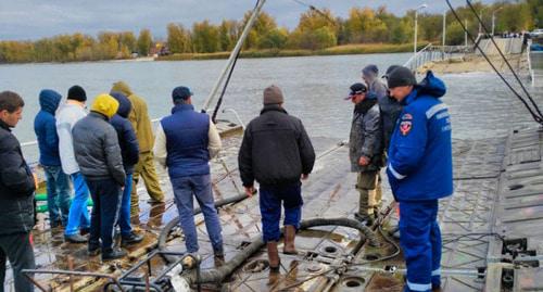 Спасатели у моста к Зеленому острову в Ростове-на-Дону. Фото http://61.mchs.gov.ru/operationalpage/operational/item/7661285/