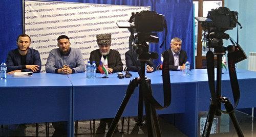 Пресс-конференция в Назрани. Слева направо - Багаудин Хаутиев, Руслан Муцольгов, Ахмед Барахоев, Ахмед Погоров, Барах Чемурзиев. 21 ноября 2018 г. Фото Умара Йовлоя для "Кавказского узла"