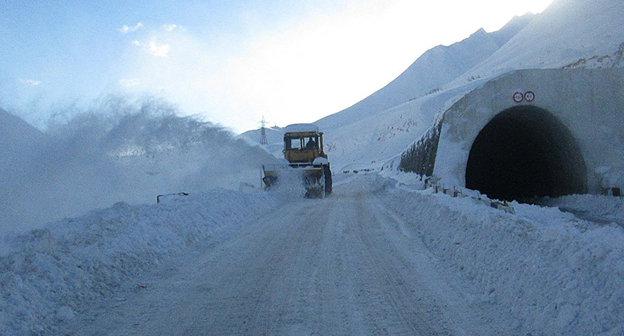 Расчистка горной дороги в Грузии. Фото press-service of Roads Department of Georgia https://sputnik-georgia.ru/incidents/20180102/238767413/Nepogoda-na-perevale-Paravana-v-Gruzii-doroga-zakryta.html