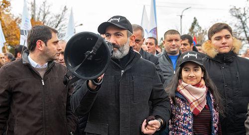 Никол Пашинян и его сторонники на шествии в Ереване. Фото: ©Sputnik/Asatur Yesayants https://ru.armeniasputnik.am/politics/20181124/15846415/nuzhen-balans-polnomochij-pashinyan-anonsiroval-izmeneniya-konstitucii.html Никол Пашинян и его сторонники на шествии в Ереване. Фото: ©Sputnik/Asatur Yesayants https://ru.armeniasputnik.am/politics/20181124/15846415/nuzhen-balans-polnomochij-pashinyan-anonsiroval-izmeneniya-konstitucii.html