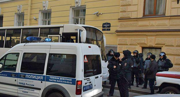 Сотрудники полиции возле Конституционного суда. Санкт-Петербург. 27 ноября 2018 г. Фото: Динара Идрисова для "Кавказского узла"