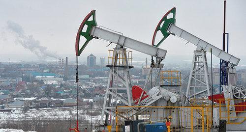 Добыча нефти. Фото © Sputnik / Maksim Bogodvid http://ru.sputnik.az/economy/20161210/408041502/azerbaydjan-qotov-sokratit-dobicu-na-35-tis-barreley-v-den.html Добыча нефти. Фото © Sputnik / Maksim Bogodvid http://ru.sputnik.az/economy/20161210/408041502/azerbaydjan-qotov-sokratit-dobicu-na-35-tis-barreley-v-den.html