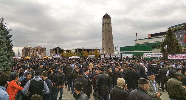 Жители Ингушетии в центре Магаса перед пятничной молитвой, октябрь 2018. Фото Умара Йовлоя для "Кавказского узла"