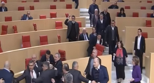 Момент потасовки между депутатами в парламенте Грузии. 12 декабря 2018 г. Скриншот с видео пользователя Georgian Broadcaster
https://www.youtube.com/watch?v=A3LEs_TPxz8 Момент потасовки между депутатами в парламенте Грузии. 12 декабря 2018 г. Скриншот с видео пользователя Georgian Broadcaster
https://www.youtube.com/watch?v=A3LEs_TPxz8
