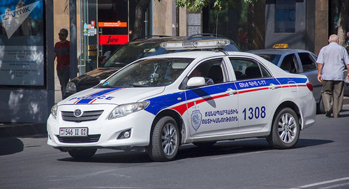 Автомобиль полиции в Ереване. © Sputnik / Andranik Ghazaryan
https://ru.armeniasputnik.am/incidents/20181217/16284582/erevan-proizoshlo-dtp-uchastiem-policejskogo-avtomobil-mikroavtobus.html