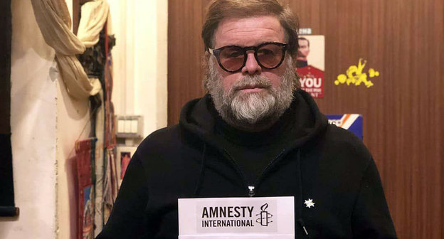 Борис Гребенщиков участвует в акции  поддержки 
 Amnesty International обвиненного в Чечне Оюба Титиева. Фото  предоставлено ПЦ "Мемориал"
