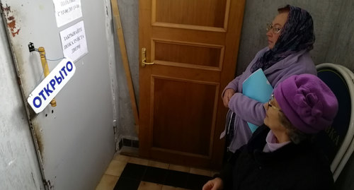 Жители читают предупреждения об отключениях . Фото Светланы Кравченко для "Кавказского узла" Жители читают предупреждения об отключениях . Фото Светланы Кравченко для "Кавказского узла"