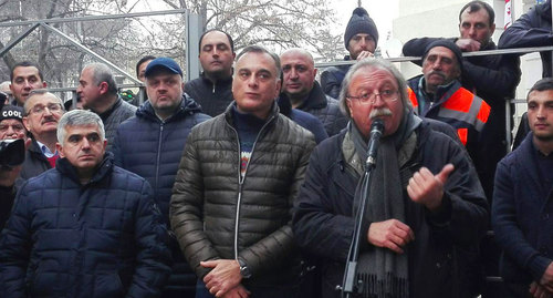 Лидеры единого национального движения проводят митинг пере зданием гурджаанского районного суда. Фото Инны Кукуджановой для "Кавказского узла"
Лидеры единого национального движения проводят митинг пере зданием гурджаанского районного суда. Фото Инны Кукуджановой для "Кавказского узла"