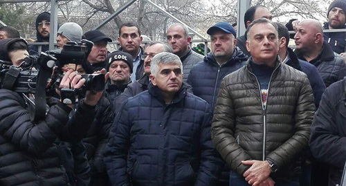 Участники акции протеста перед зданием суда в Гурджаани. 19 декабря 2018 года. Фото Инны Кукуджановой для "Кавказского узла" Участники акции протеста перед зданием суда в Гурджаани. 19 декабря 2018 года. Фото Инны Кукуджановой для "Кавказского узла"