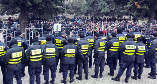 Акция протеста оппозиции перед зданием Гурджаанского районного суда. Фото Инны Кукуджановой для "Кавказского узла"
