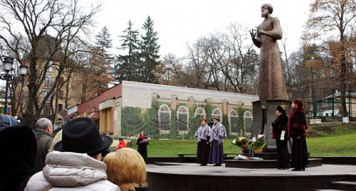 Церемония открытия памятника Солженицыну  на его малой родине в Кисловодске. Фото https://www.rah.ru/exhibitions/detail.php?ID=34548