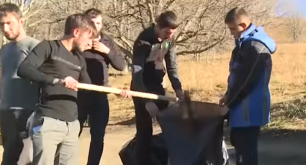 Субботник в одном из районов Чечни. Кадр видео ЧГТРК "Грозный". https://www.youtube.com/watch?v=bK0CoeS1RPc