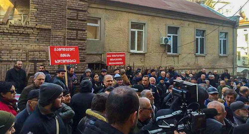 Акция протеста в Тбилиси 24 декабря перед зданием МИД Грузии. Фото Нино Майсурадзе https://www.newsgeorgia.ge Акция протеста в Тбилиси 24 декабря перед зданием МИД Грузии. Фото Нино Майсурадзе https://www.newsgeorgia.ge