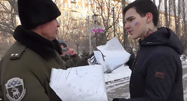 Казаки отобрали у участников одиночных пикетов плакаты. Волгоград, 17 декабря 2018 г. Кадр из видео пользователя Galetki https://www.youtube.com/watch?v=F4660hPEUEU
