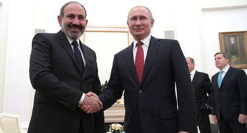 Владимир Путин (справа) с исполняющим обязанности премьер-министра Республики Армения Николом Пашиняном. Фото http://kremlin.ru/events/president/news/59531