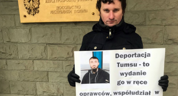Владимир Малыхин держит плакат на польском языке. 28 декабря 2018 г. Фото Олега Краснова для "Кавказского узла"