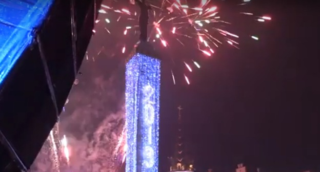 Фейерверки на главной площади в Батуми в ночь на 1 января 2019 года. Скриншот видео "Sputnik-Грузия", https://www.youtube.com/watch?v=X5OSuONxTpU