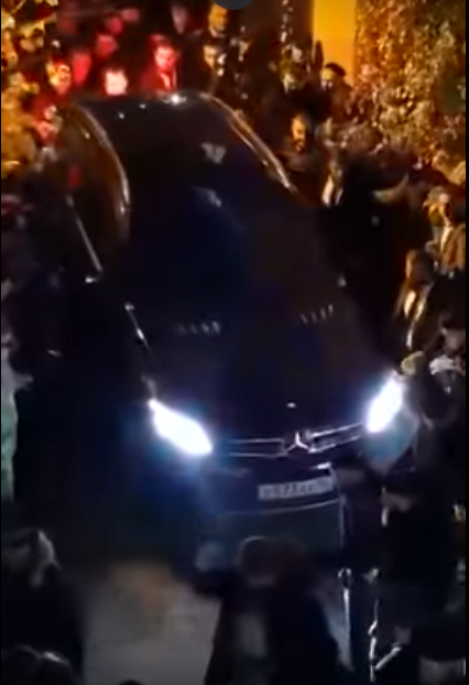 Рамзан Кадыров выезжает со двора Ахмеда Погорова. Кадр из видео пользователя Дауд полонкоев: https://www.youtube.com/watch?v=knjz2cCxnpY