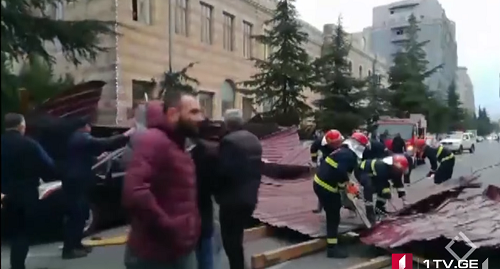 Спасатели работают на месте падения кровли в Батуми. Кадр видеосюжета Первого канала https://1tv.ge/ru/news/silnyj-veter-v-batumi-sorval-kryshu-s-zhilogo-doma-est-postradavshie/ Спасатели работают на месте падения кровли в Батуми. Кадр видеосюжета Первого канала https://1tv.ge/ru/news/silnyj-veter-v-batumi-sorval-kryshu-s-zhilogo-doma-est-postradavshie/