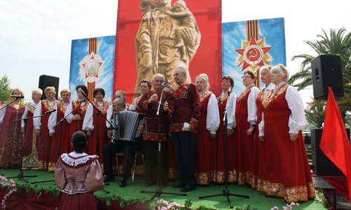 Хор "Горячие сердца". Фото со страницы ДК "Адлер" в соцсети "ВКонтакте", https://vk.com/photo-27327600_283689031?all=1