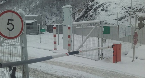 КПП "Верхний Ларс". Фото: ГУ МЧС по Северной Осетии http://15.mchs.gov.ru/operationalpage/operational/item/7820941/ КПП "Верхний Ларс". Фото: ГУ МЧС по Северной Осетии http://15.mchs.gov.ru/operationalpage/operational/item/7820941/