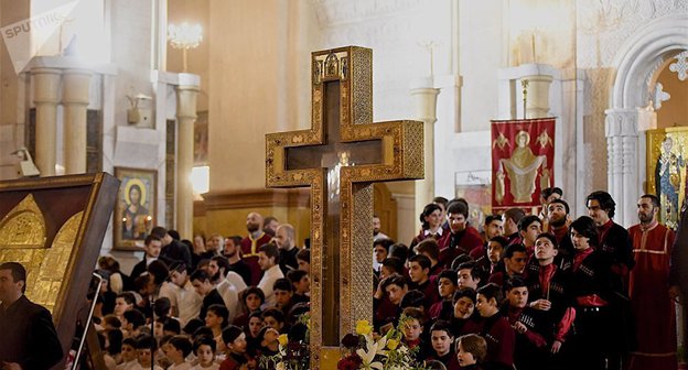 Пасхальаня служба в храме Самеба . Фото  Sputnik / STRINGER
https://sputnik-georgia.ru/religion/20190106/243782222/Pochemu-pravoslavnoe-Rozhdestvo-prazdnuetsya-7-yanvarya-Istoriya-prazdnika.html