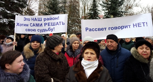 Участники митинга против присоединения Аксайского района к Ростову-на-Дону. Аксай, 8 января 2019 года. Фото Константина Волгина для "Кавказского узла". Участники митинга против присоединения Аксайского района к Ростову-на-Дону. Аксай, 8 января 2019 года. Фото Константина Волгина для "Кавказского узла".