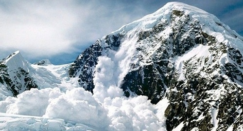 Сход лавины в горах. Фото: пресс-служба ГУ МЧС по Кабардино-Балкарии http://07.mchs.gov.ru/operationalpage/stormcaution/item/7835357/ Сход лавины в горах. Фото: пресс-служба ГУ МЧС по Кабардино-Балкарии http://07.mchs.gov.ru/operationalpage/stormcaution/item/7835357/