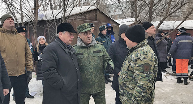 Губернатор Ростовской области Василий Голубев (третий справа) на месте события. Шахты, 14 января 2019 г. Фото Вячеслава Прудникова для "Кавказского узла"