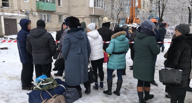 Жильцы обрушенного дома у подъезда. Шахты, 16 января 2019 года. Фото Вячеслава Прудникова для "Кавказского узла"