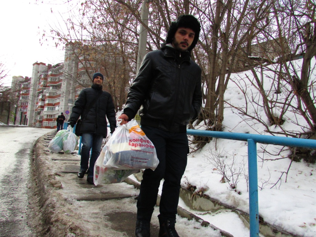 Участники флешмоба несут пакеты с мусором к офису регоператора.  19 января 2019 года. Фото Вячеслава Ященко для "Кавказского узла"