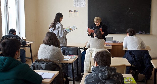 На уроке в школе Грузии. Фото  Sputnik / STRINGER
 https://sputnik-georgia.ru/society/20190104/243748639/Shkolnikov-v-Gruzii-budut-uchit-po-novomu---vperedi-masshtabnaya-reforma.html