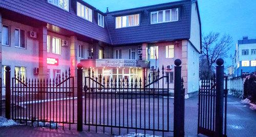 Северо-Кавказский окружной военный суд вечером. Фото Константина Волгина для "Кавказского узла"
