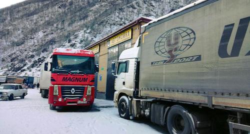 Фуры у КПП "Верхний Ларс". 10 января 2019 года. Фото Эммы Марзоевой для "Кавказского узла".