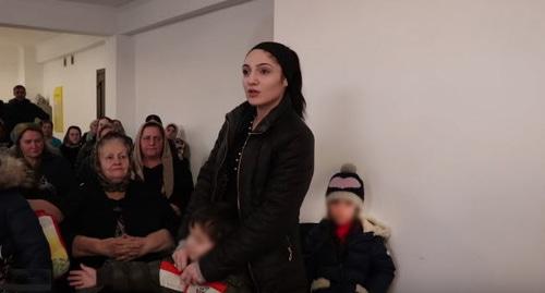 Макка Хамхоева (справа) во время обращения к Рамзану Кадырову. Кадр видео пользователя Совет тейпов ингушского народа https://www.youtube.com/watch?v=29fSbrM1SPE
