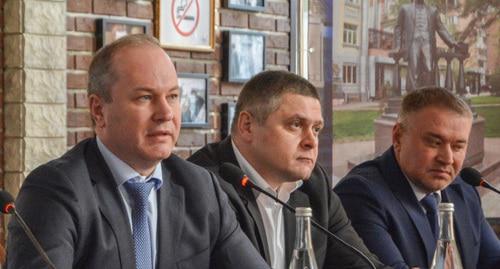 Денис Станиславов (в центре). Фото: Пресс-служба администрации города Ростова-на-Дону http://www.rostov-gorod.info/press_center/news/22/45271/