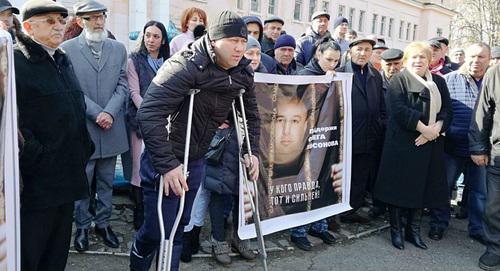 На митинге в поддержку Олега Хосонова выступил его раненый брат Сослан Хосонов. Беслан, 16 февраля 2019 года. Фото Эммы Марзоевой для "Кавказского узла"