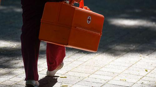 Ящик с медикаментами сотрудника скорой помощи.  Фото Елены Синеок, Юга.ру
