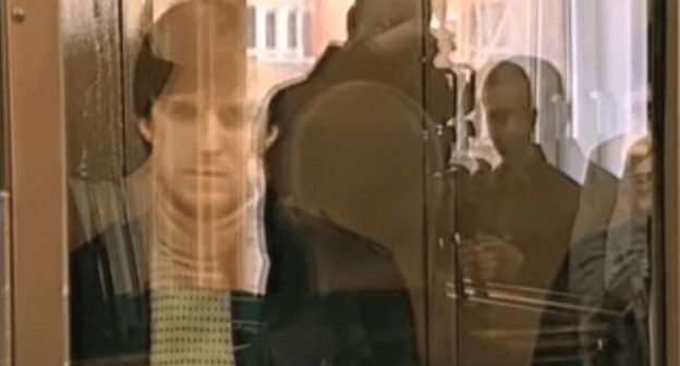 Лорс Хамиев в клетке Мосгорсуда, 2009 год. Кадр видосюжета НТВ https://www.ntv.ru/video/155331/
