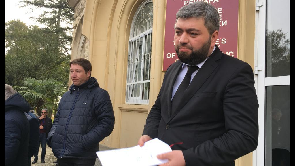 Депутат Астамур Логуа выходит к протестующим у здания парламента Абхазии 2 февраля 2019 года. Фото Дмитрия Статейнова для "Кавказского узла"