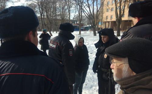 Полицейские выводят женщину с митинга памяти Немцова в Ростове-на-Дону. Фото Константина Волгина для "Кавказского узла"
