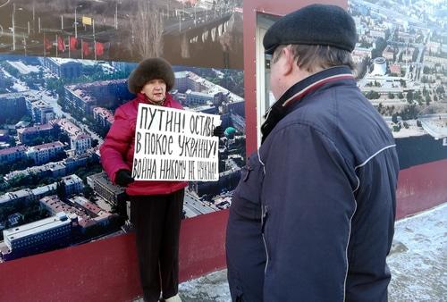 Плакат Натальи Дорожновой спровоцировал прохожего на дискуссию. Волгоград, 24 февраля 2019 года. Фото Татьяны Филимоновой для "Кавказского узла".