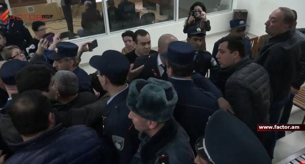 Потасовка в зале ереванского суда. Скриншот пользователя 
Factor tv https://www.youtube.com/watch?time_continue=2669&v=LQsCOtJNz1k
