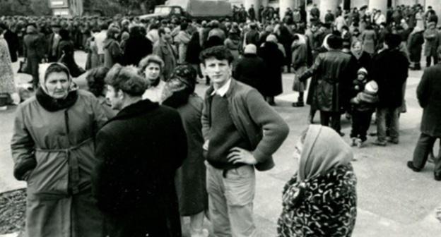 На центральной площади Сумгаита в дни погромов. Февраль 1988 года. Архивное фото из фондов Музея-Института Геноцида армян с сайта http://karabakhrecords.info