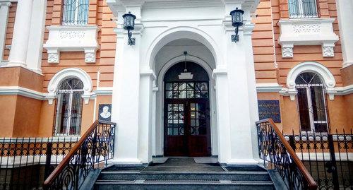 Крыльцо Ростовского областного суда. Фото Константина Волгина для "Кавказского узла"
