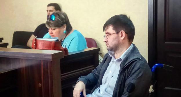 Владислав Хохлачев и его защитница в зале суда. Фото Константина Волгина для "Кавказского узла"
